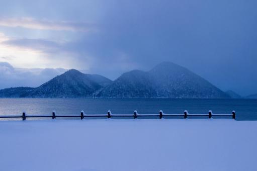 雪が積もった洞爺湖畔 雪が積もった洞爺湖畔の写真