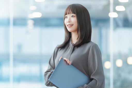 パソコンを持つ女性・ビジネスウーマン 女性,パソコン,笑顔の写真素材