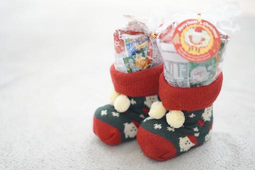 毛糸で編まれたクリスマスブーツ（2個） お菓子,クリスマス,ブーツの写真素材