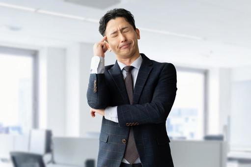 考えごとをする男性ビジネスマン 男性,考える,悩むの写真素材