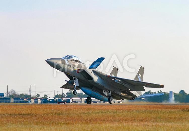 着陸する航空自衛隊戦闘機 F-15J 航空自衛隊,自衛隊,ミリタリーの写真素材