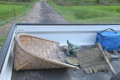 田んぼの草刈りに着いた軽トラックの荷台 軽トラック,軽トラ,荷台の写真素材