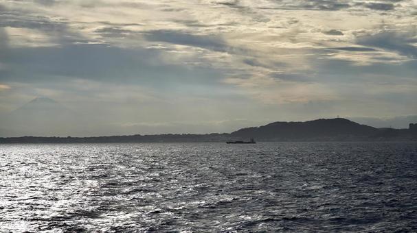 Tankers and other ships sailing through Tokyo Bay in the evening, JPG Tankers and other ships sailing through Tokyo Bay in the evening, JPG