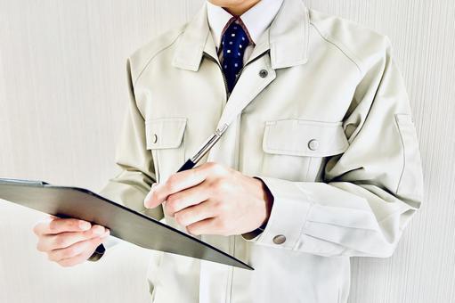 バインダーに書き込む男性スタッフ チェック,男性,ビジネスマンの写真素材