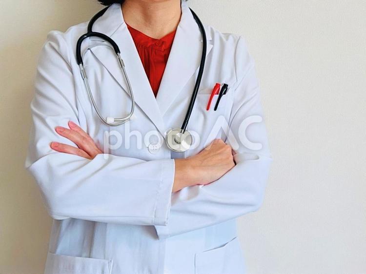 腕を組んで考え込む女性医師 専門医,名医,腕組みの写真素材