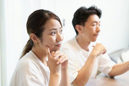 男性の横で微笑む女性 男性の横で微笑む女性 夫婦,秘密,内緒の写真素材