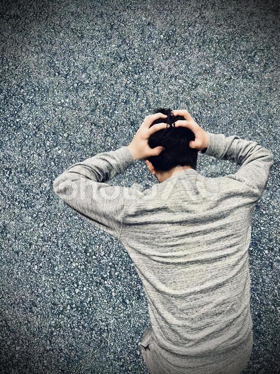 悩み頭を抱える男性 悩み,悩む,五月病の写真素材