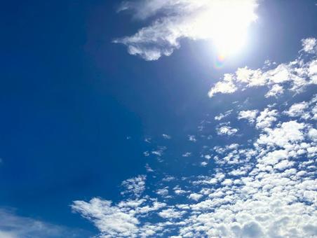日差しを浴びるうろこ雲 日差しを浴びるうろこ雲の写真