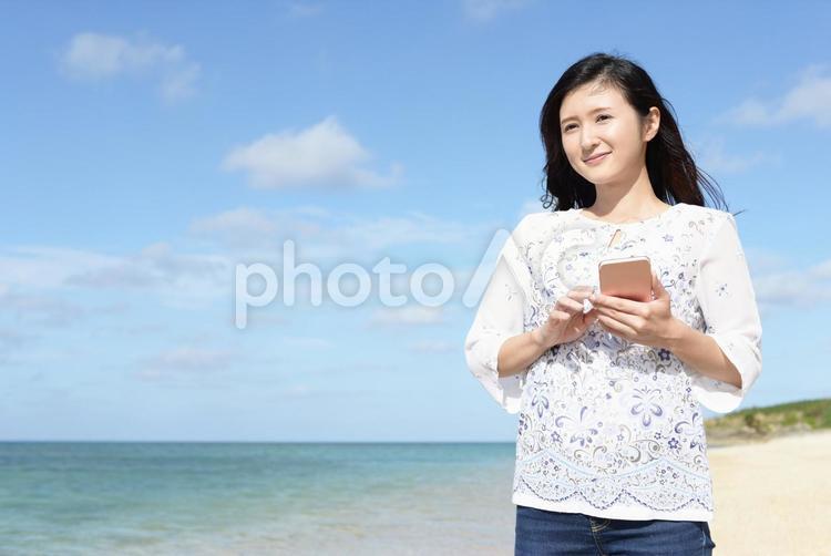 南国沖縄の美しいビーチで寛ぐ女性 女性,女,沖縄の写真素材