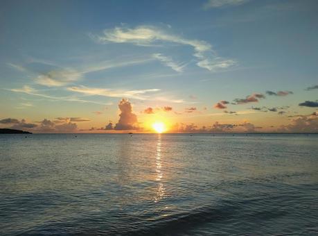 夕暮れの与那覇前浜ビーチ 夕暮れの与那覇前浜ビーチ 与那覇前浜,前浜ビーチ,宮古島の写真素材