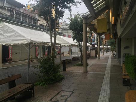 イベント営業前の早朝の誰もいない商店街 イベント営業前の早朝の誰もいない商店街 本町通り商店街,本町通り,商店街の写真素材