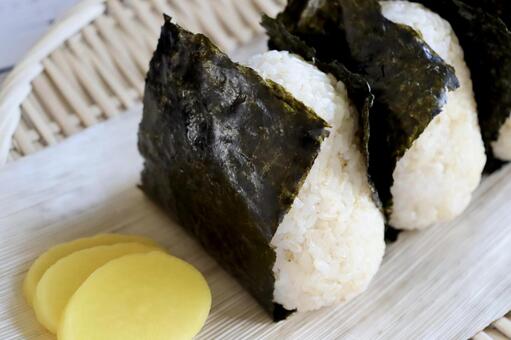 塩むすびと沢庵 おにぎり,塩味,塩むすびの写真素材