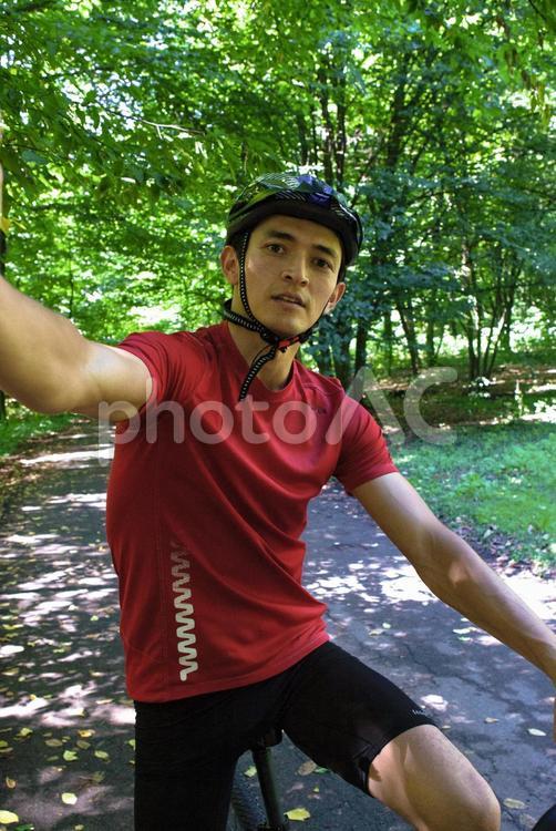 自撮り風の自転車にまたがる男性 自転車,サイクリング,男性の写真素材