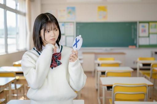 考える女子生徒 考える女子生徒の写真