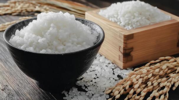 ごはん茶碗に盛られた新米のお米と稲穂 ごはん茶碗に盛られた新米のお米と稲穂の写真
