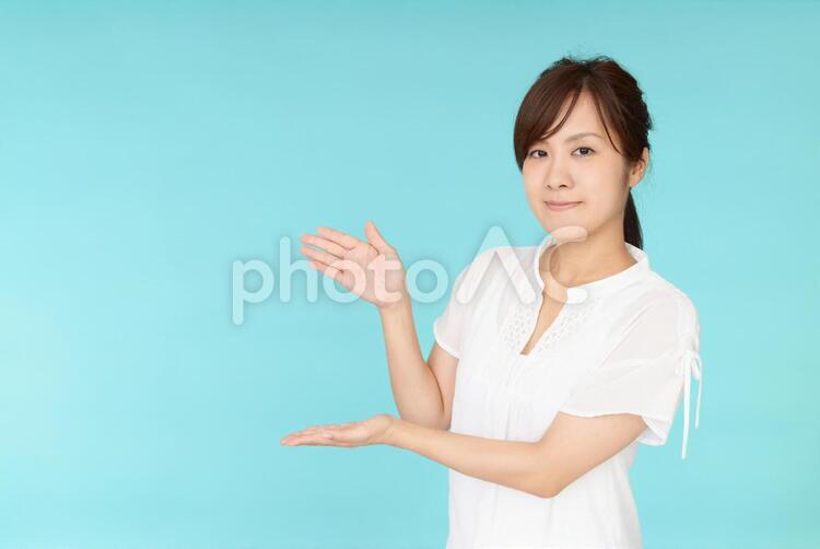 案内する笑顔の女性 女性,女,笑顔の写真素材