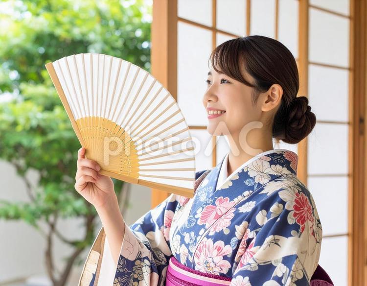 扇子で涼む、浴衣の彼女 女性,扇子,浴衣の写真素材