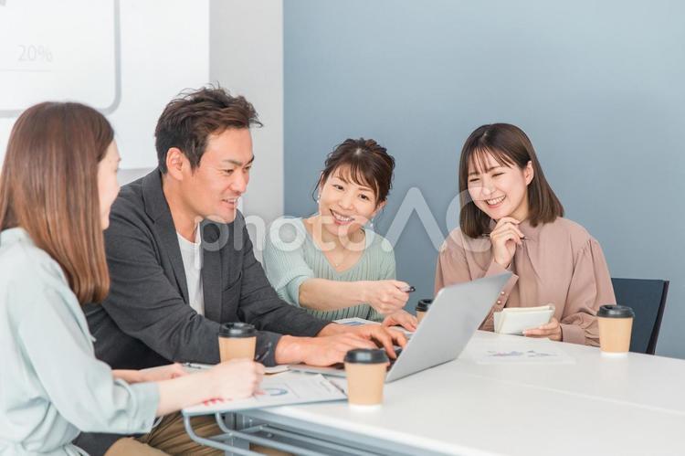 会議・ミーティングをするビジネスウーマン ビジネス,会議,プロジェクトの写真素材