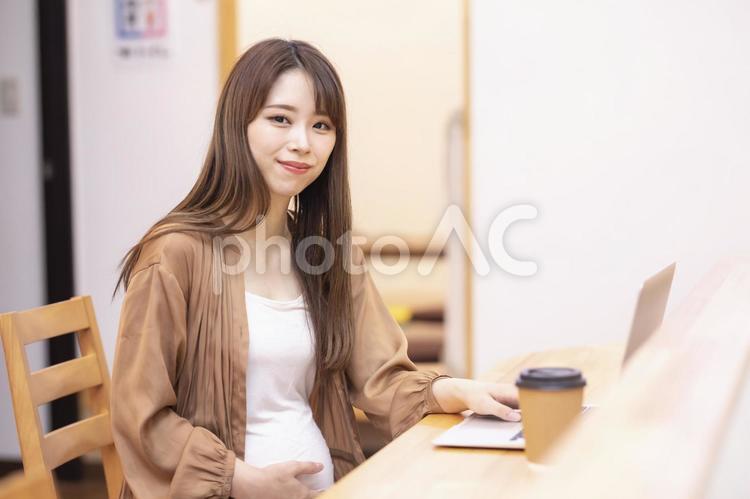 パソコンを使う妊婦のイメージ 妊婦,妊娠,産休の写真素材