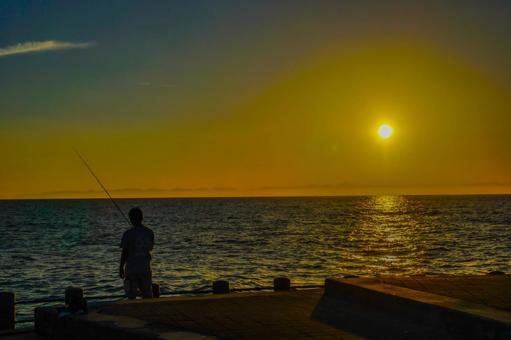 釣り人の夕暮れのイメージ 釣り人の夕暮れのイメージ 新潟港,海,夕焼けの写真素材