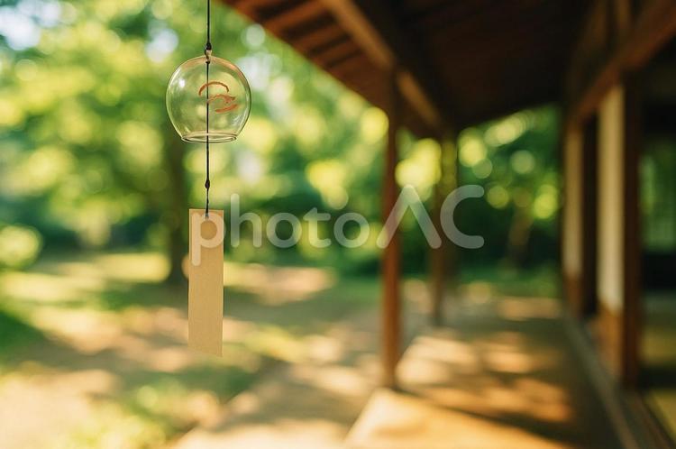 縁側に吊るされた風鈴・夏の風物詩・夏休み 風鈴,縁側,夏の写真素材