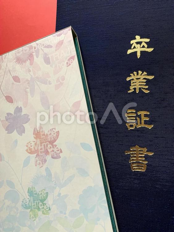 卒業証書とアルバム1 卒業証書,アルバム,卒業の写真素材