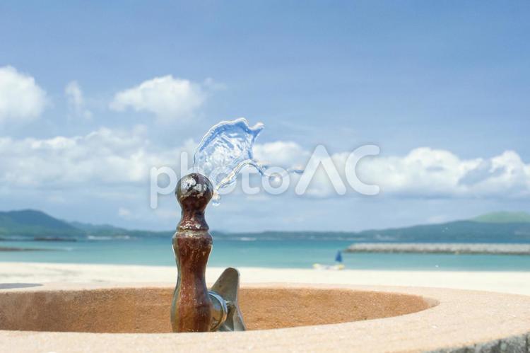 ＜素材＞真夏の海水浴場の水飲み場の風景 夏,海,海岸の写真素材