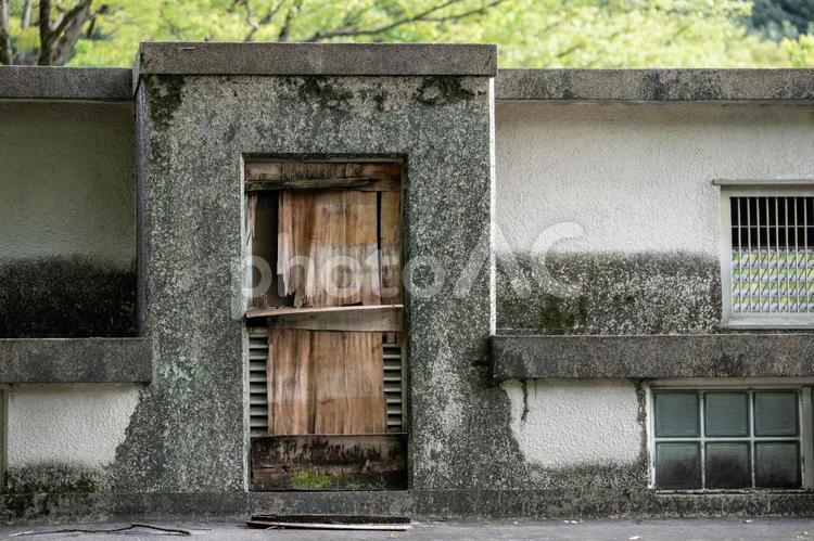 古びた扉と建物 街並み,コピースペース,壁の写真素材
