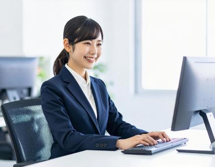 パソコンをする女性 パソコンをする女性の写真