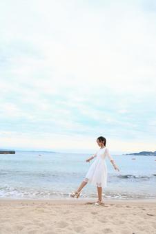 砂浜を歩く女性 女性,海岸,秋の写真素材