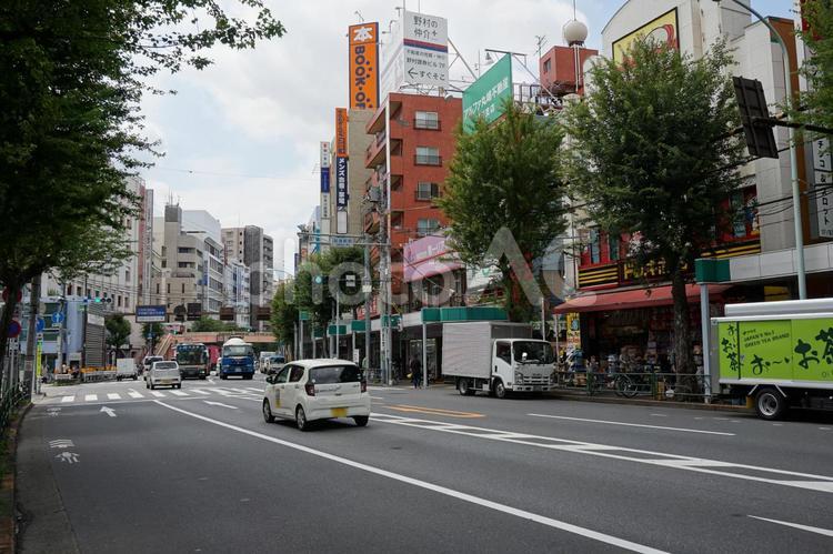 青梅街道　東京都杉並区荻窪駅付近 青梅街道,荻窪駅,jrの写真素材