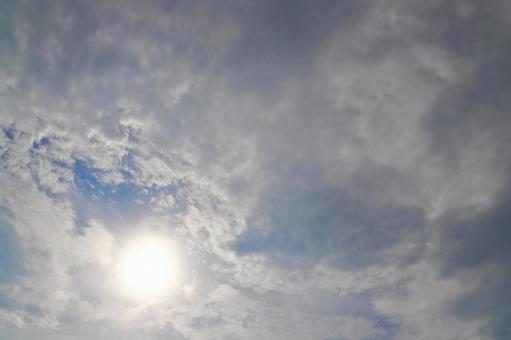 雲の多い空　太陽　空のみ 空,雲,雲が多いの写真素材