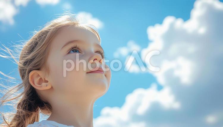 青空を見上げる外国人少女のポートレート 外国人,少女,女の子の写真素材