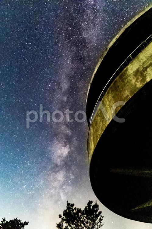 夏の天の川と展望台 天文学,宇宙空間,銀河の写真素材