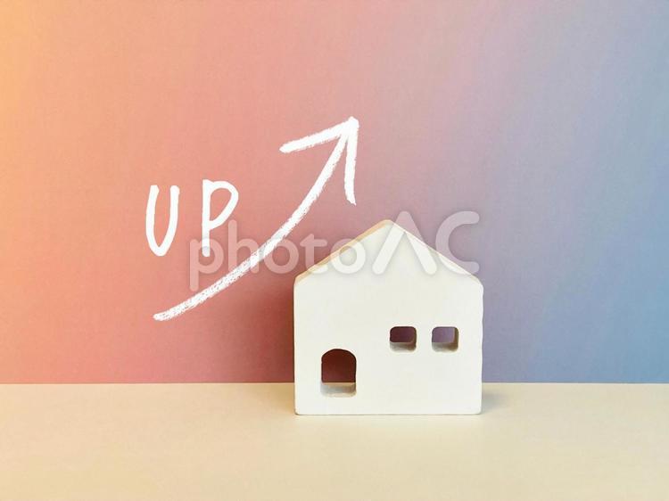 白い家と上向き矢印とUPの文字 不動産,家,住宅ローンの写真素材