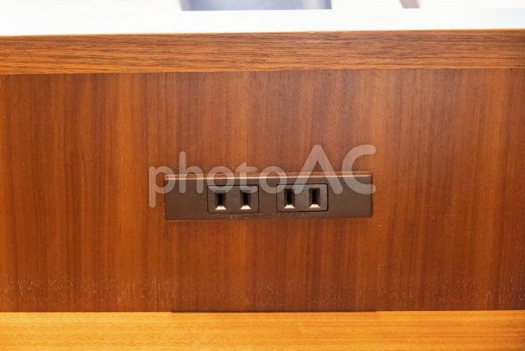 木製の壁に取り付けられたコンセントプラグ コンセント,プラグ,acの写真素材