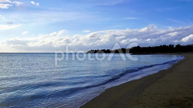 沖縄県伊是名島　曇天の伊是名ビーチ 伊是名,ビーチ,浜の写真素材