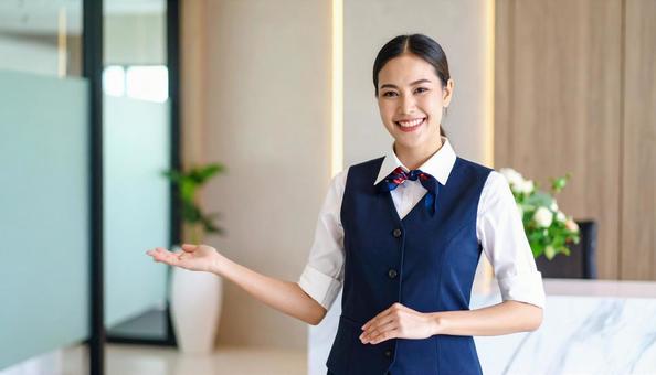 制服を着た笑顔の女性 制服を着た笑顔の女性の写真