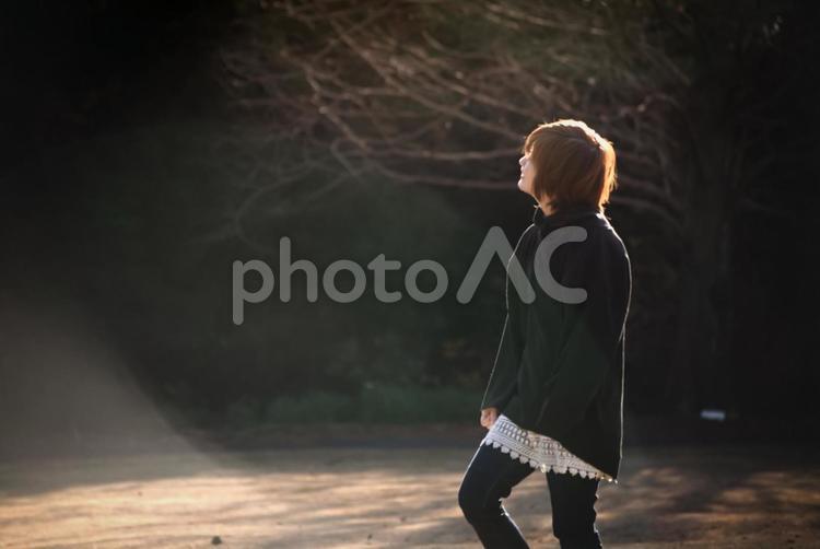 ※＜素材＞秋の公園を散策する笑顔の女性 女性,人物,風景の写真素材