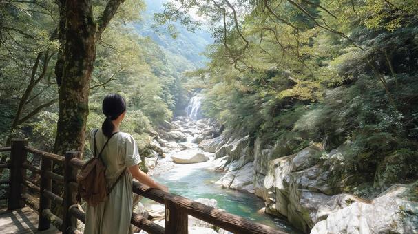 夏の深緑と清流と若い女性 夏の深緑と清流と若い女性の写真