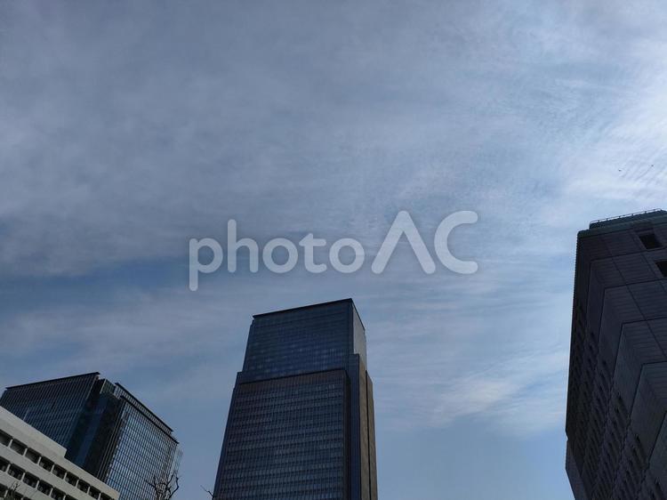 オフィス街と青い空 オフィス街,青空,空の写真素材