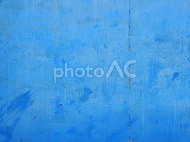 水色のペンキで塗られた鉄板の汚れと錆び 水色,ブルー,塗るの写真素材