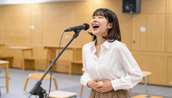 発声練習 ボイストレーニングをする女性 発声練習 ボイストレーニングをする女性の写真