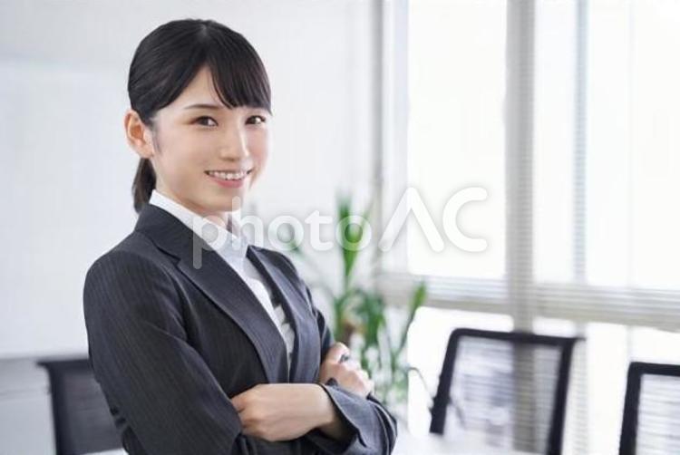 腕組みをする日本人ビジネスウーマン 女性,ビジネスウーマン,腕組みの写真素材