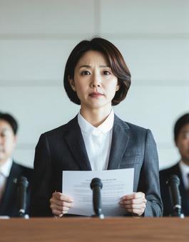 女性 記者会見の瞬間の写真
