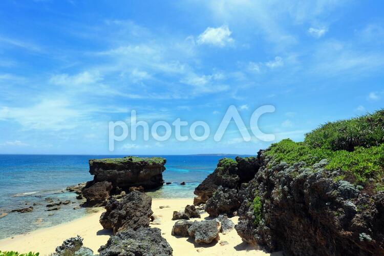 沖縄の青い海と大きな岩 沖縄,海,ビーチの写真素材