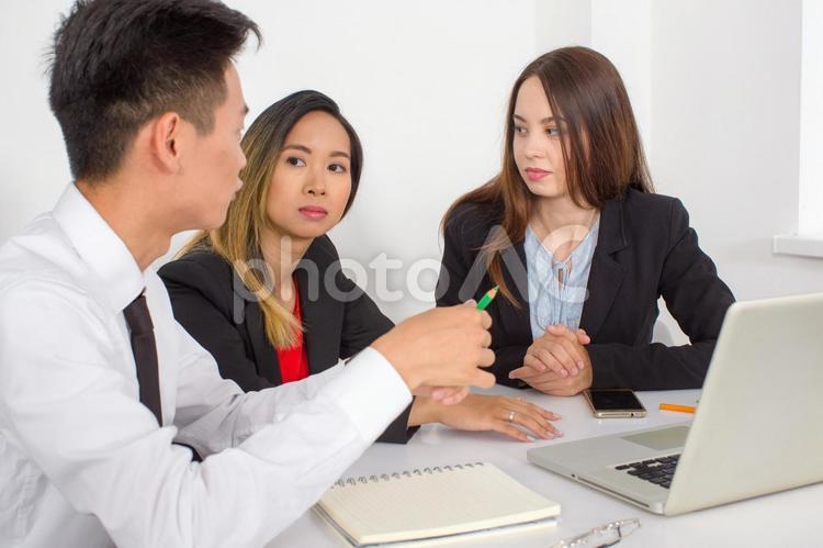 英会話のグループレッスン ビジネス英会話,英会話教室,英会話の写真素材