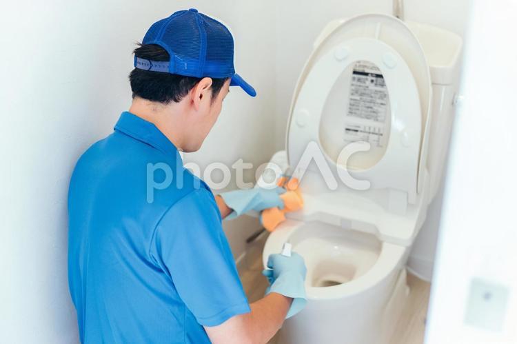トイレの掃除をする作業着の男性 清掃業,清掃員,トイレの写真素材