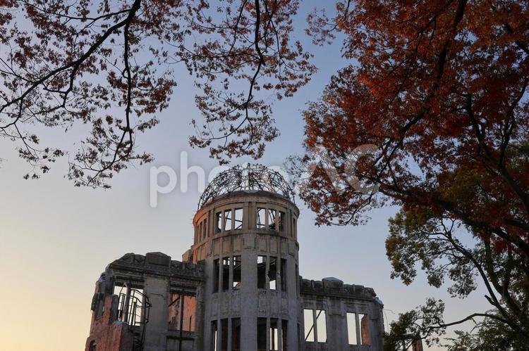 １１月下旬の平和記念公園の原爆ドーム 背景,原爆ドーム,歴史遺産の写真素材