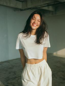 明るい笑顔を見せるアジア人女性 明るい笑顔を見せるアジア人女性の写真